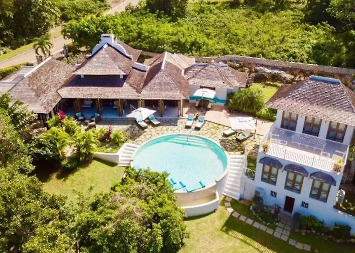 Villa Hospitality Expert Half Hill Pool *