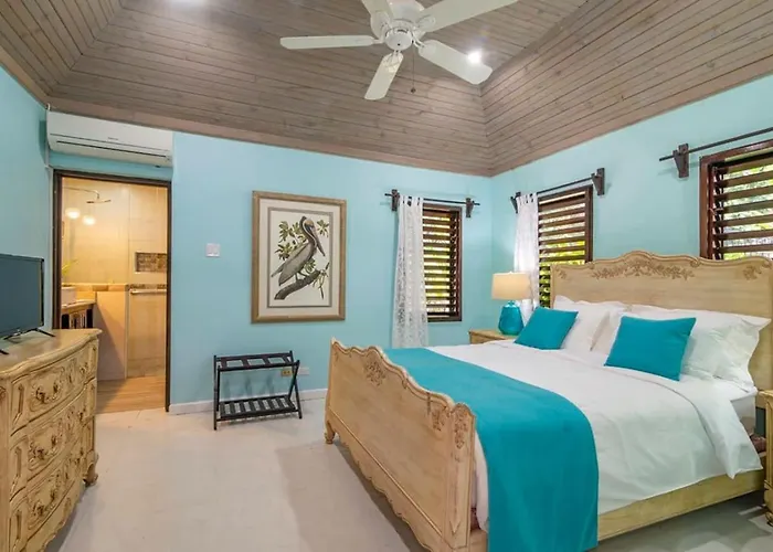 Villa Hospitality Expert Half Hill Pool *