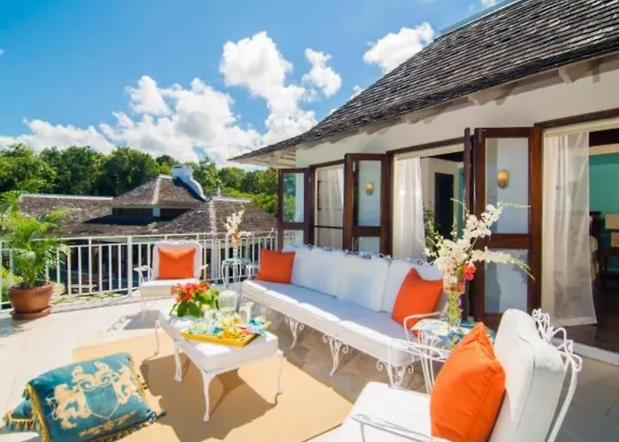 Hospitality Expert Half Hill Pool Villa