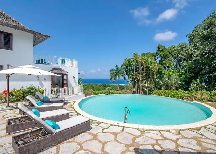 Villa Hospitality Expert Half Hill Pool *
