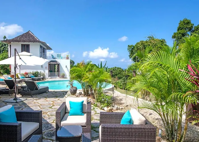 Villa Hospitality Expert Half Hill Pool