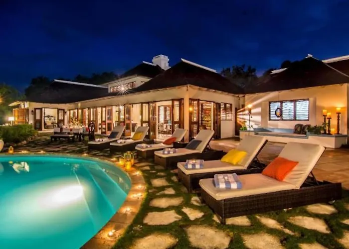 Villa Hospitality Expert Half Hill Pool *