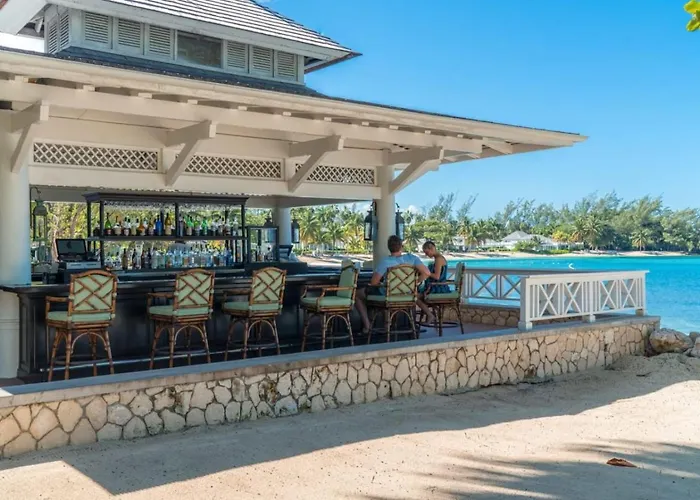 Villa Hospitality Expert Half Hill Pool